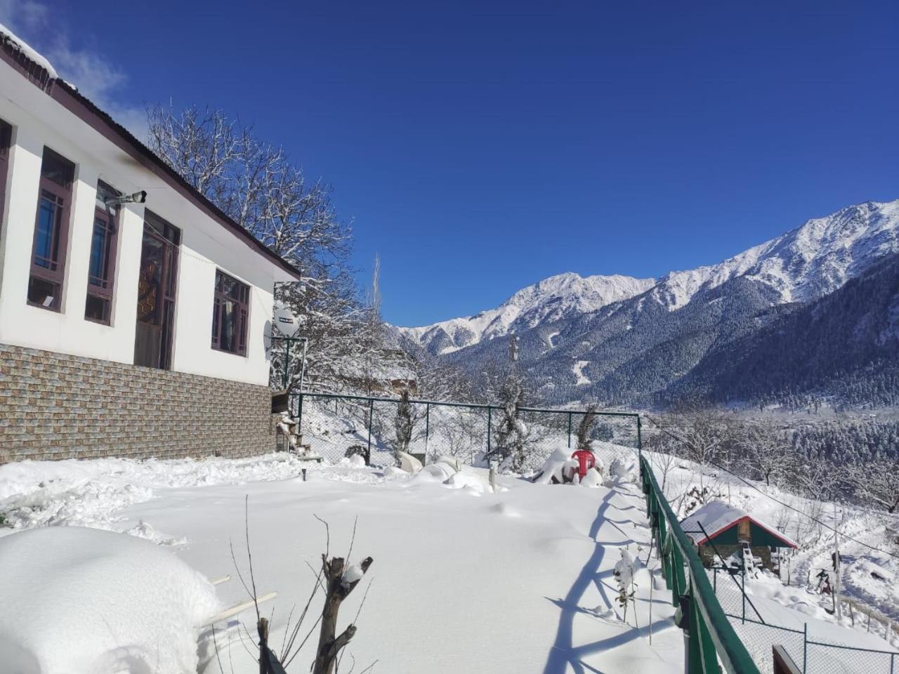Cliff Cottage Pahalgam, Kashmir Batakut Bagian luar foto