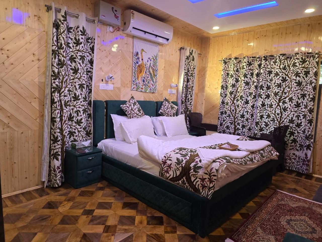 Cliff Cottage Pahalgam, Kashmir Batakut Bagian luar foto