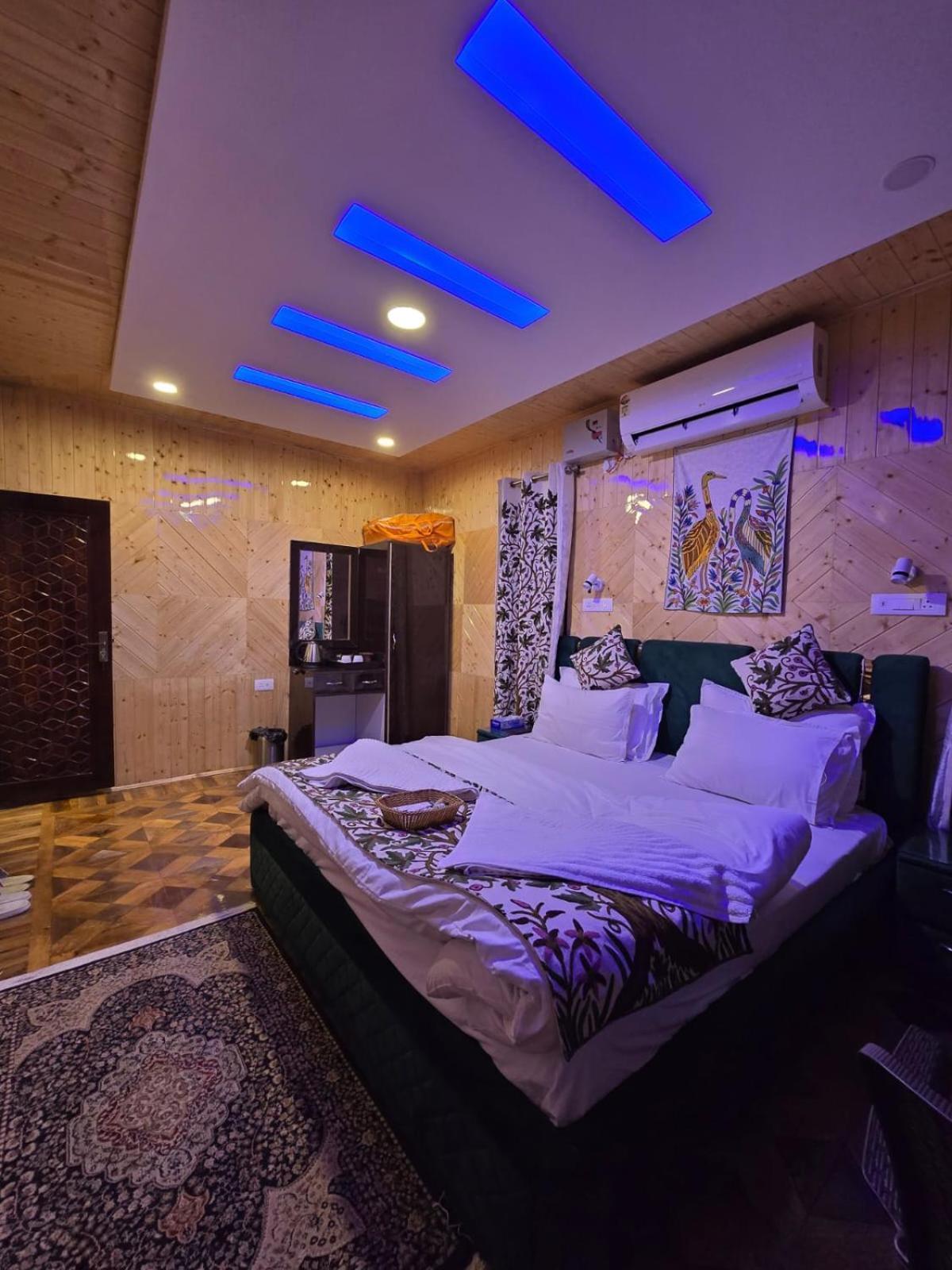 Cliff Cottage Pahalgam, Kashmir Batakut Bagian luar foto